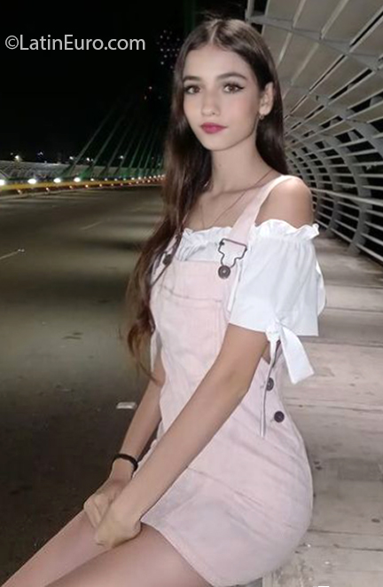 Date this voluptuous Colombia girl Daphne from Medellin CO29876