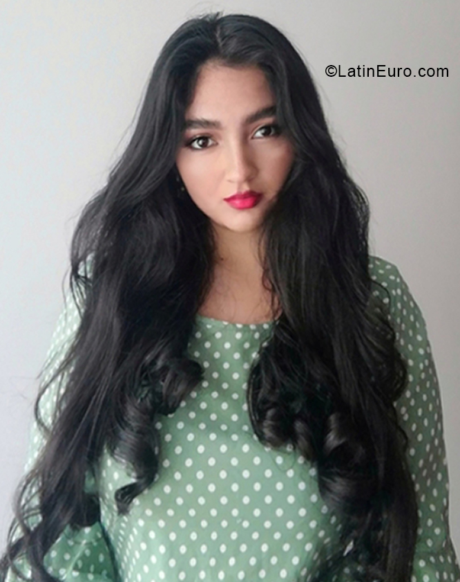 Date this nice looking Colombia girl Laura from Popayán CO29927