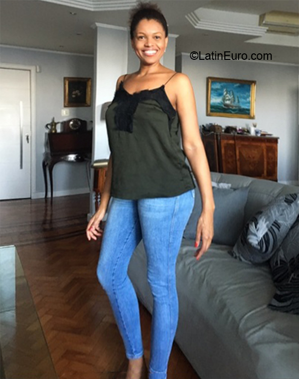 Date this hard body Brazil girl Neusa from Vitoria BR11359