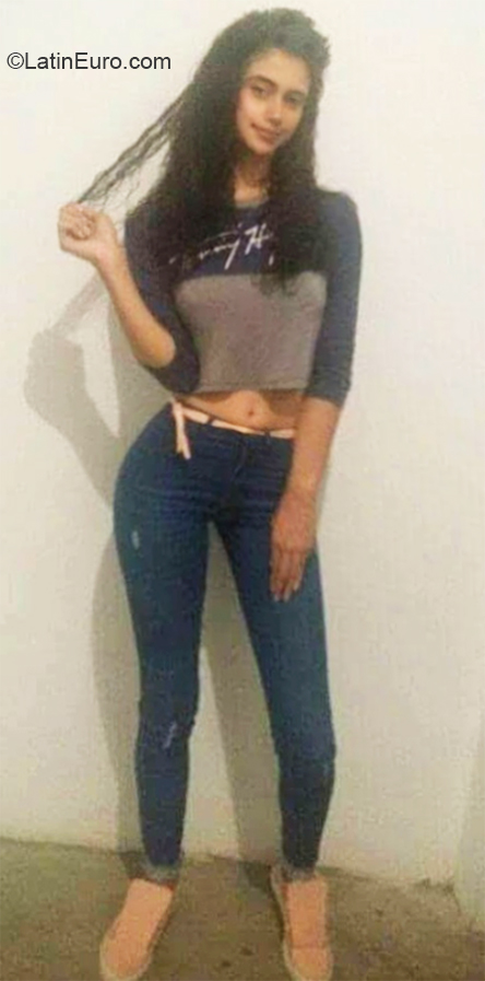 Date this nice looking Venezuela girl Mary from Maracay VE4129