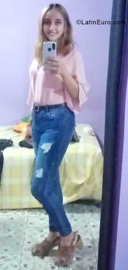 Date this nice looking El Salvador girl Fatima from San Salvador SV166