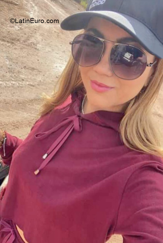 Date this passionate Colombia girl Lorely from  CO30402