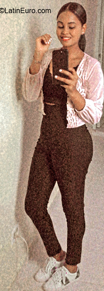 Date this lovely Dominican Republic girl Loren from Santo Domingo DO39993