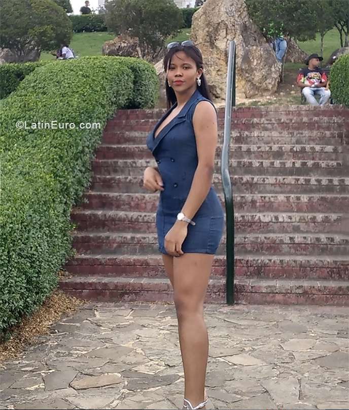 Date this foxy Dominican Republic girl Franciery from Santiago DO40040