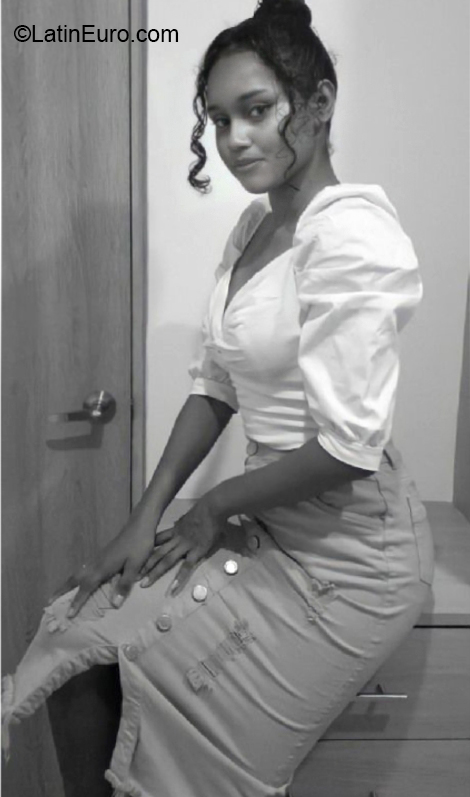 Date this passionate Canada girl Nay from Toronto CA861