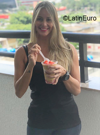 Date this athletic Brazil girl Alyne from Brasilia BR11432