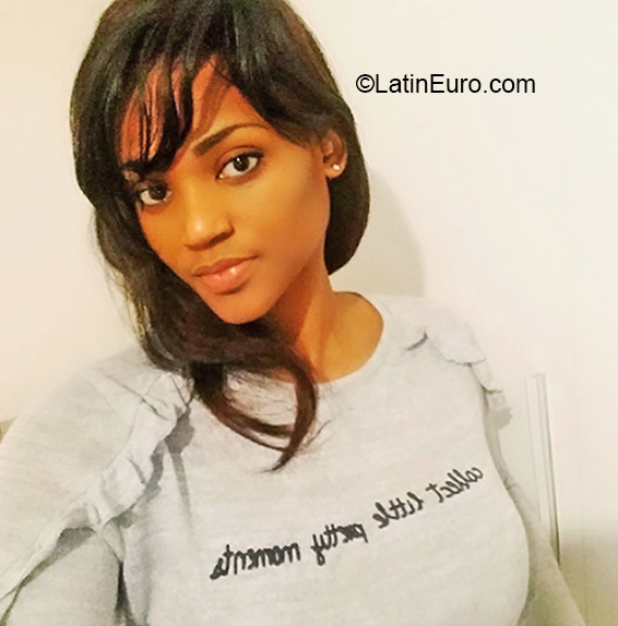 Date this tall Italy girl Miky from Mondovi IT354