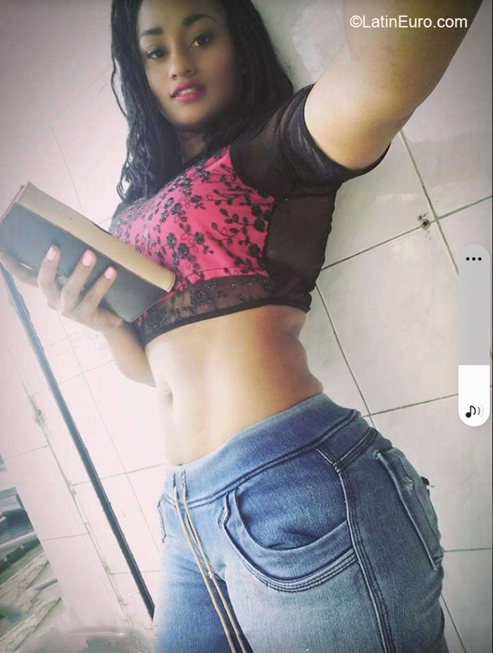 Date this stunning Dominican Republic girl Veronica from Santo Domingo DO40149