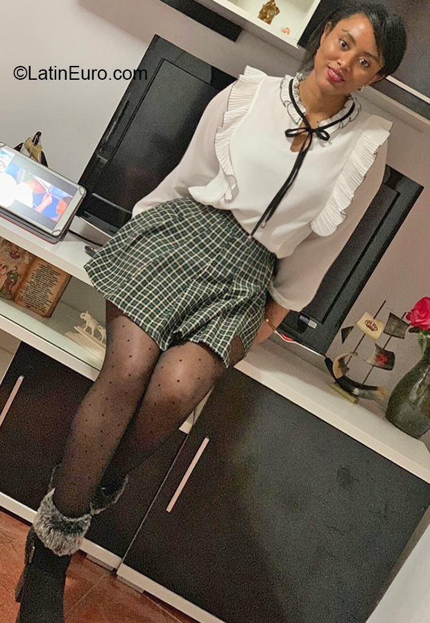 Date this attractive Spain girl Luca from Madrid ES652