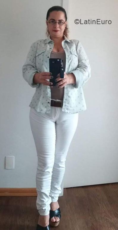 Date this athletic Brazil girl SHEILA from Rio de Janeiro BR11437