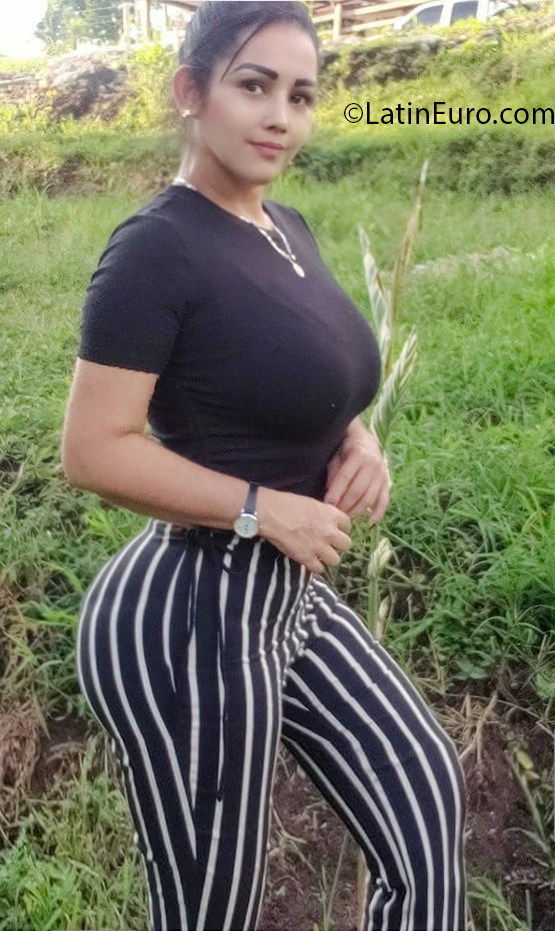 Date this attractive Colombia girl Paola from Pereira CO30801