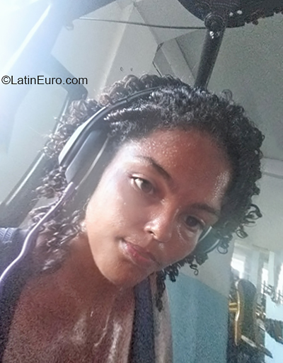 Date this attractive Brazil girl Amanda from Salvador BR11454