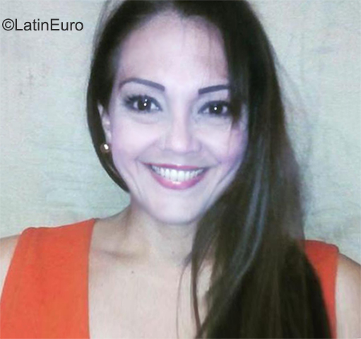 Date this nice looking Venezuela girl Rina from Maracaibo VE4102