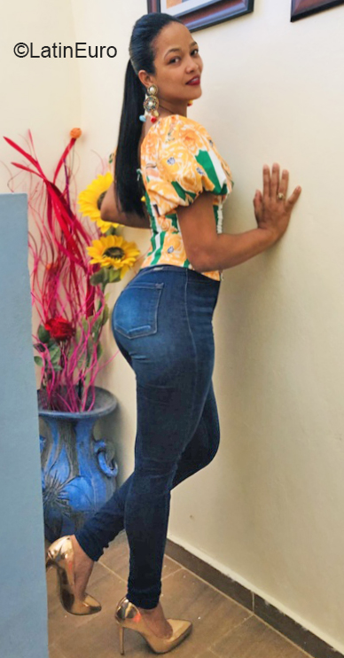 Date this attractive Dominican Republic girl Gabriela from Mao DO40328