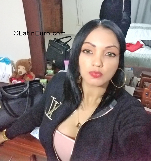 Date this sensual Dominican Republic girl Tania from Santo Domingo DO40403