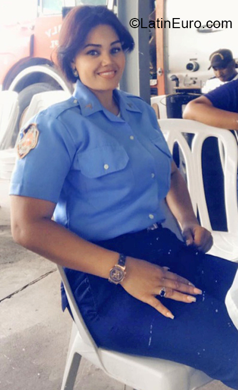 Date this hard body Dominican Republic girl Iris from Santo Domingo DO40421