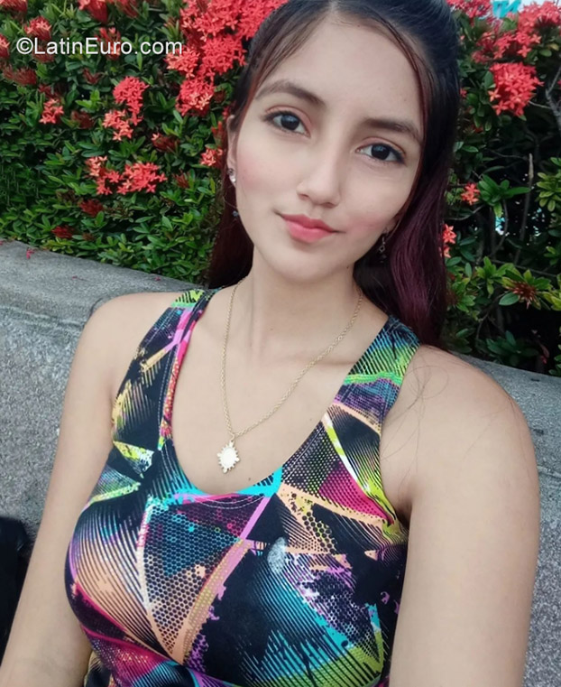 Date this good-looking Ecuador girl Angelica from Guayaquil EC885