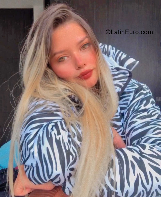 Date this voluptuous Colombia girl Maibel from Bogota CO31213