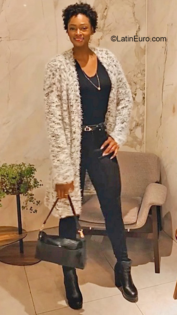 Date this good-looking Brazil girl Tais from Rio De Janeiro BR11625