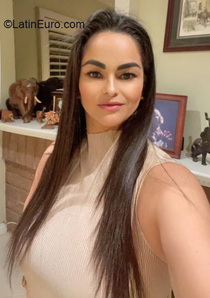 Date this delightful United States girl Yaneth from Walnut US21612