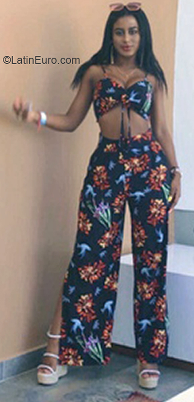 Date this voluptuous Colombia girl Johana from Pereira CO31400