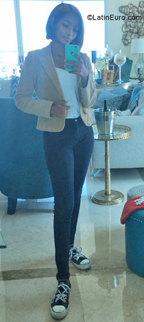 Date this foxy Dominican Republic girl Perla from Santo Domingo DO55327