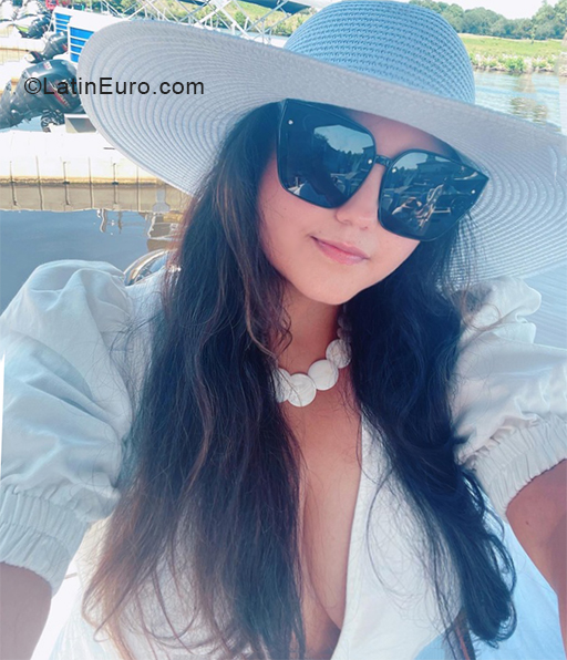 Date this sultry United States girl Carolina from Myrtle Beach US21662