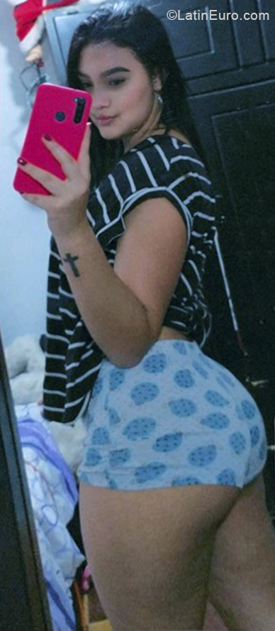 Date this attractive Colombia girl Carolina from Medellin CO31506