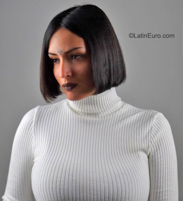 Date this beautiful Spain girl India from Barcelona ES699