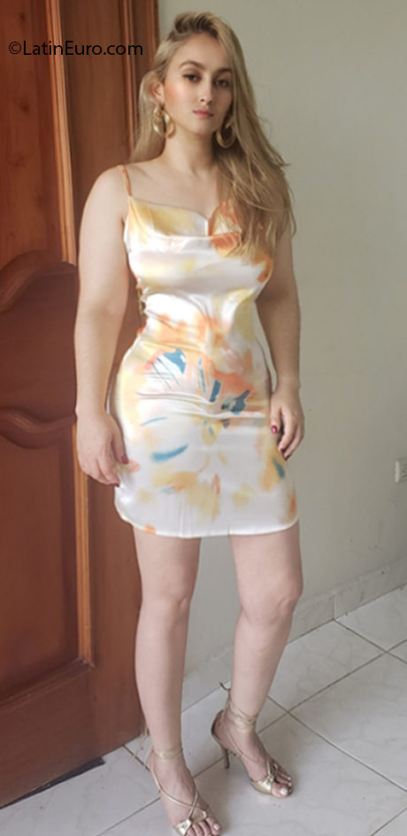 Date this voluptuous Dominican Republic girl Alondra from Santiago DO40754