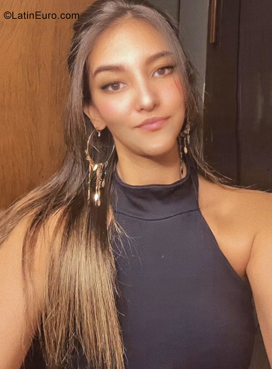 Date this sensual Brazil girl Nayara from Brasilia BR11855