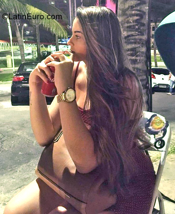 Date this nice looking Brazil girl Lais from Salvador BR11870