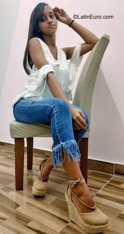 Date this georgeous Brazil girl Larissa from Salvador BR11923