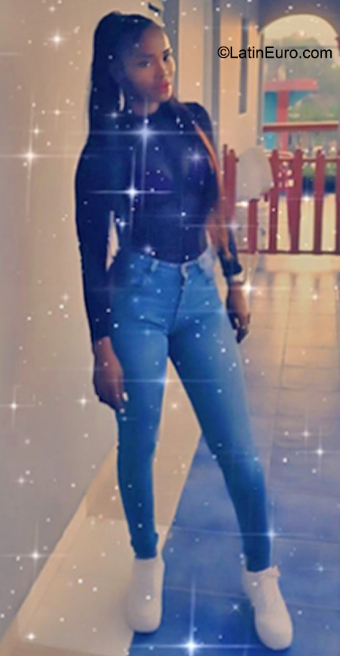 Date this foxy Dominican Republic girl Yara from Santo Domingo DO40852