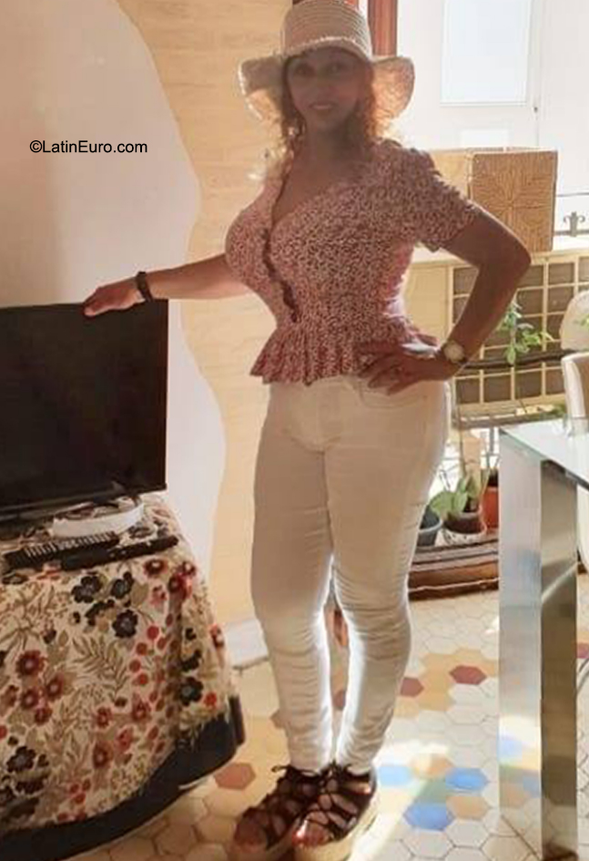 Date this fun Spain girl Maviana from Valencia ES714