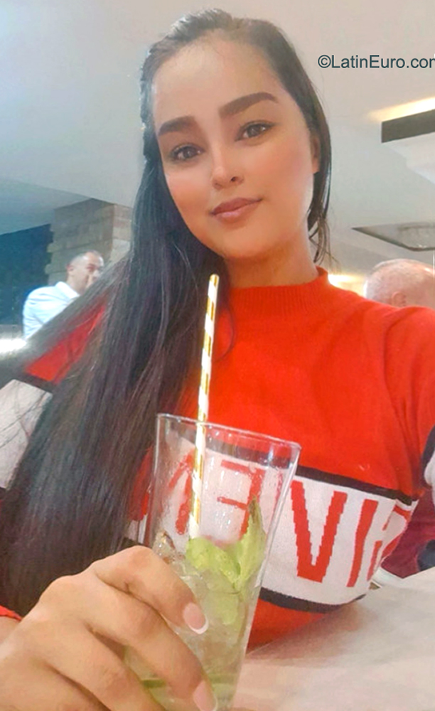 Date this hot Colombia girl Xiomara from Medellin CO31792