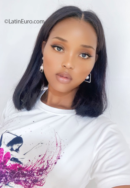 Date this happy Angola girl Suzeth from Luanda AO101