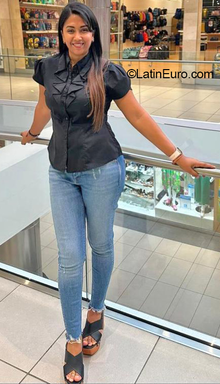 Date this voluptuous Dominican Republic girl Wendy from Santo Domingo DO40953