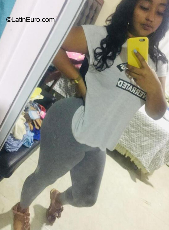 Date this pretty Dominican Republic girl Nicky from Santo Domingo DO40964