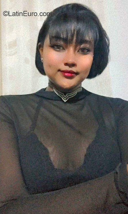 Date this pretty Colombia girl Angie from Cali CO31993