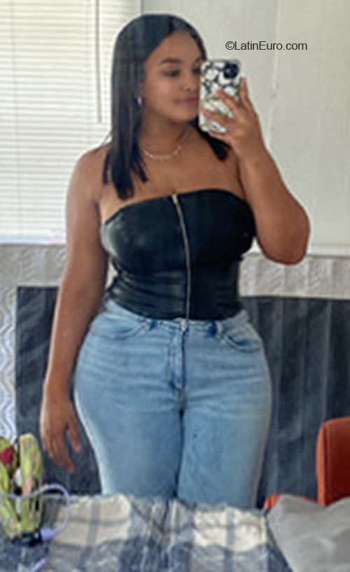 Date this attractive United States girl Daniela from Austin US21860