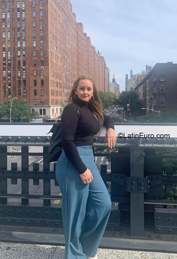 Date this sultry Colombia girl Lesly from Armenia CO32059