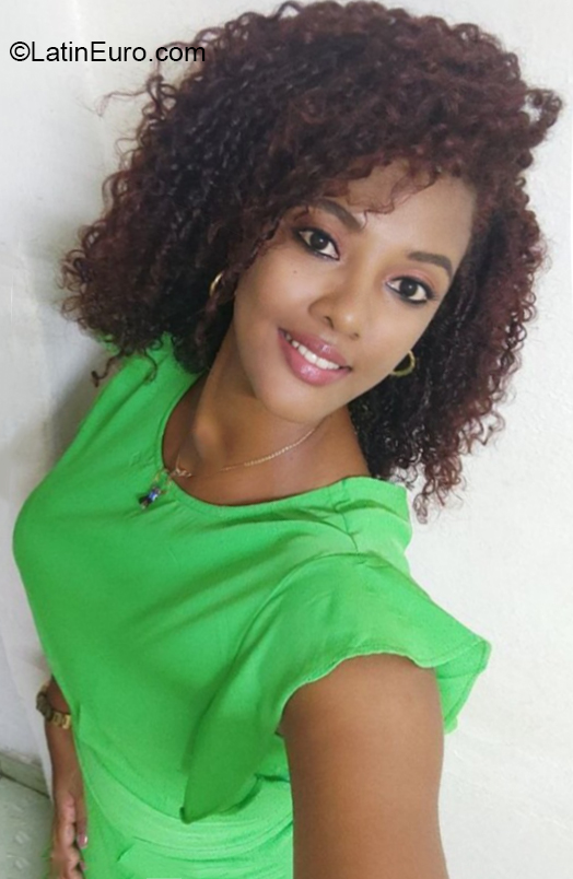 Date this hot Colombia girl Amor04 from  CU825