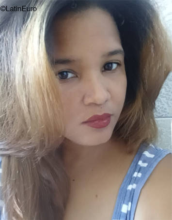 Date this good-looking Dominican Republic girl Purple wings from Santo Domingo DO41143