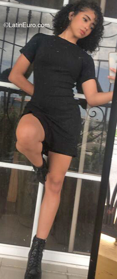 Date this nice looking Dominican Republic girl Laura from Santo Domingo DO47566
