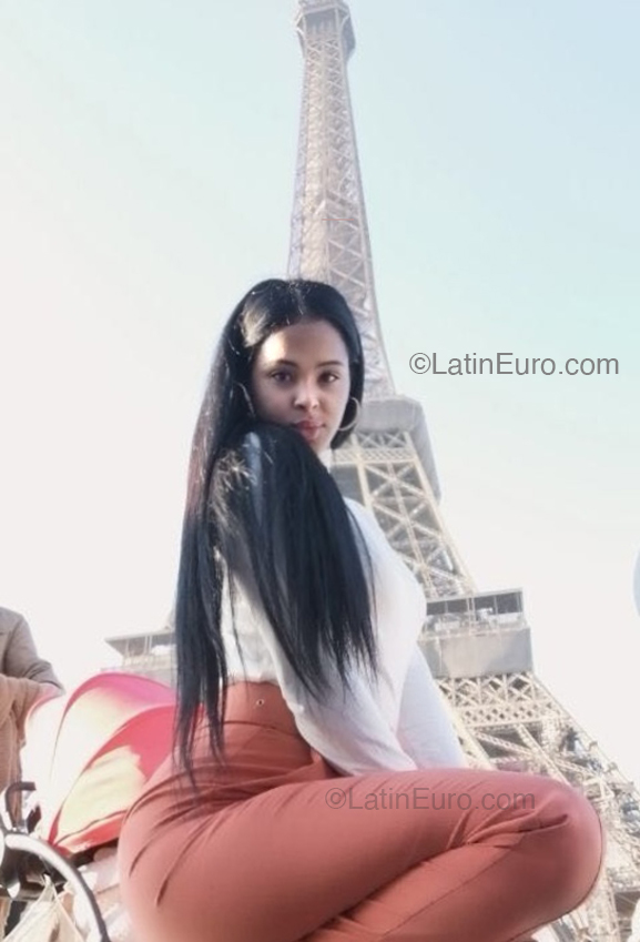 Date this good-looking Italy girl Esther from Milano IT416