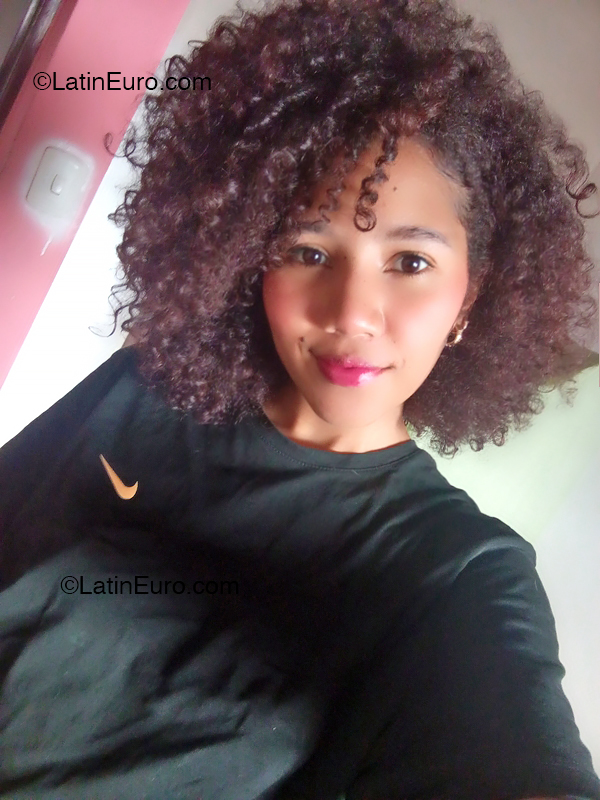 Date this lovely Venezuela girl Indiri from Caracas VE4889