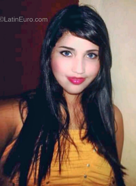 Date this happy Venezuela girl Ginebra from Caracas VE4929