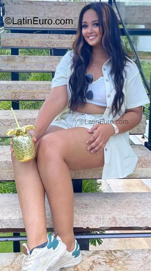 Date this voluptuous Dominican Republic girl Smirna from Santo Domingo DO52801