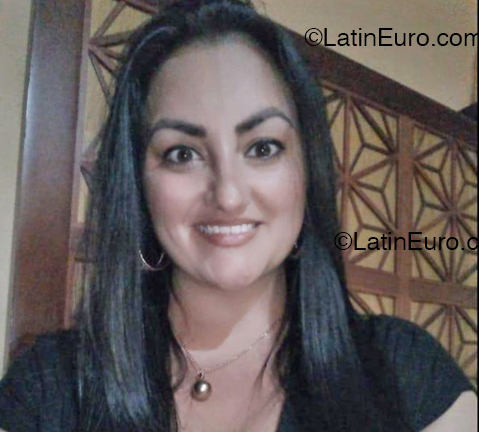 Date this attractive Costa Rica girl Yesenia from Alajuela CR553